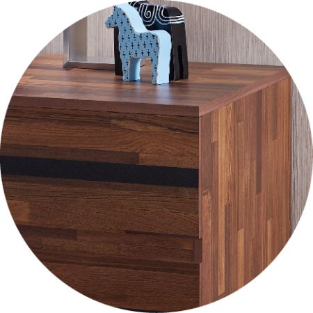 Stabilní teak, vhodný k umístění.